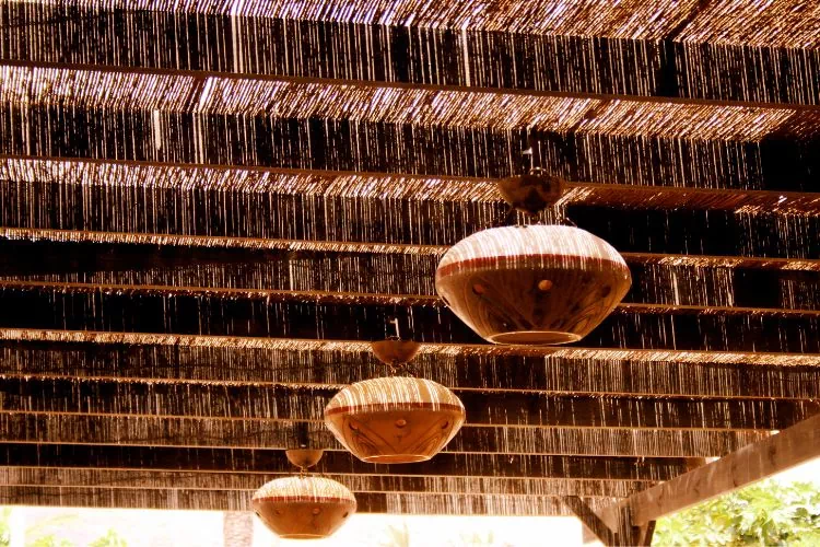 Toit de pergola recouvert de canisses posées sur les poutres