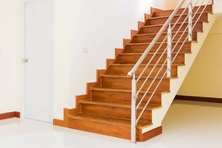 Escalier moderne en bois avec une rampe de style industriel